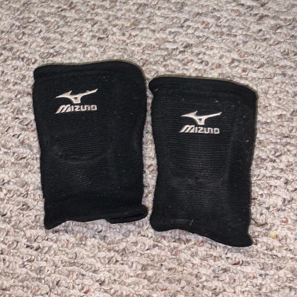 Mizuno volleyball knee pads.